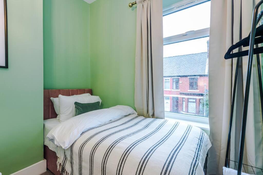 5 Bed Salford Sanctuary Retreat Villa Manchester Exterior photo